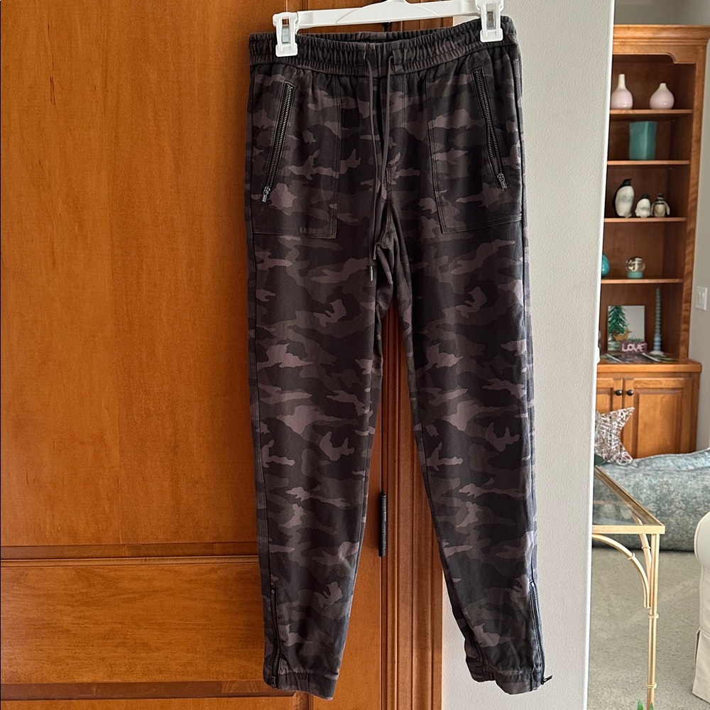 Athleta Forallon Pant in Camo Size 2 Joggers